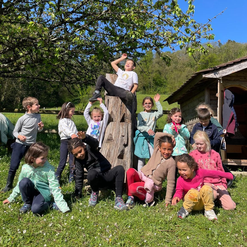 Équipe pédagogique des Écuries des Pious avec les enfants